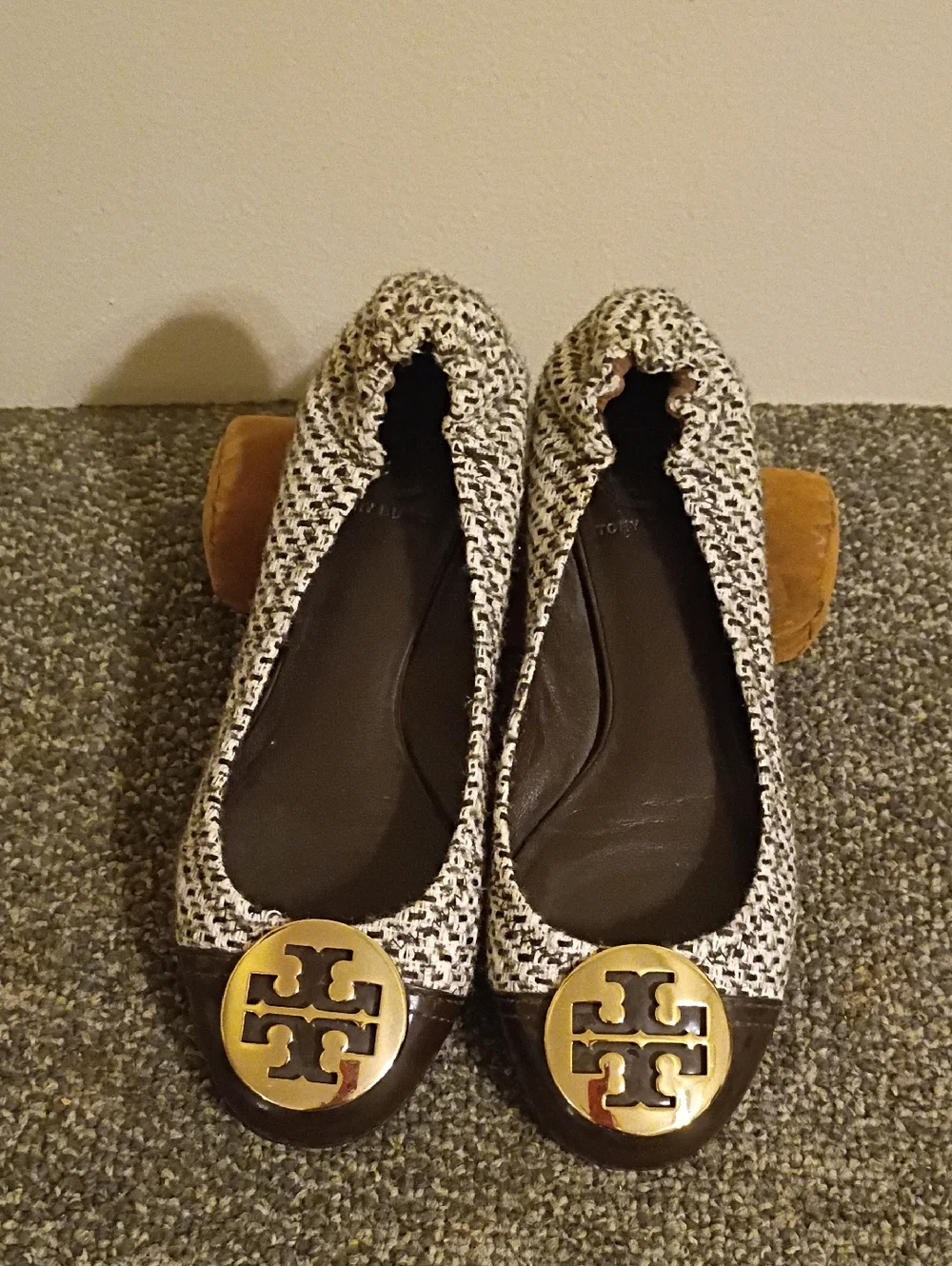 Tory Burch Claire Cap Toe Black & White Tweed Ballet Flats with Gold Logo Size 7